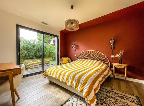 une chambre avec un lit et une grande fenêtre dans l'établissement Superbe Villa Marseille 3 Lucs, à Marseille