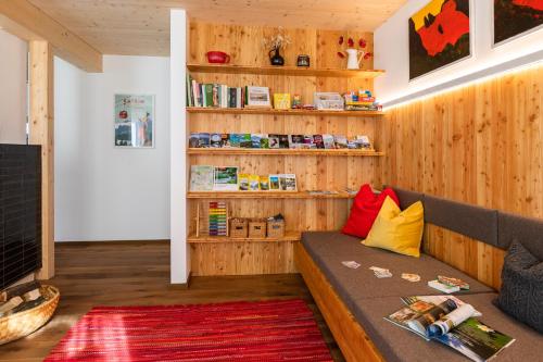 ein Wohnzimmer mit Sofa und Bücherregal in der Unterkunft Feldhasen in Bad Ischl