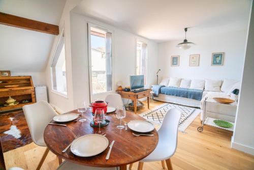 a living room with a table and chairs and a couch at Cabana & Au Coeur du Village in Talloires