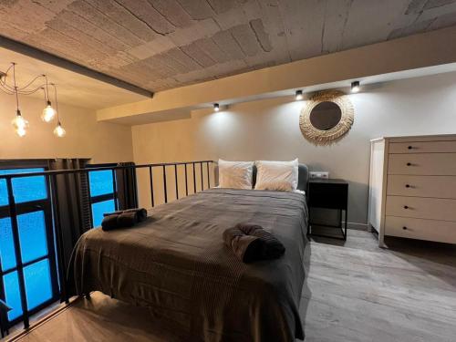 1 dormitorio con 1 cama grande y vestidor en VLC Apart, en Valencia