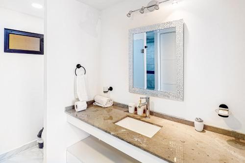 uma casa de banho com um lavatório e um espelho em Alina 203a @ Morgan Residences em Cabo San Lucas