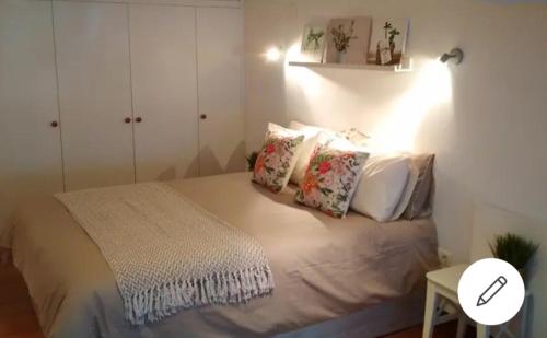 ein Schlafzimmer mit einem Bett mit Kissen darauf in der Unterkunft Loft 1a linea puerto deportivo in Bermeo