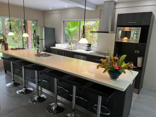 a kitchen with a large island with a counter top at Modern House for Families A/C in Turrialba