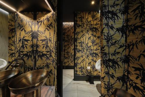 a room with black and white wallpaper and a table and chairs at GA Palace Hotel & Spa, a XIXth-Century Villa in Porto