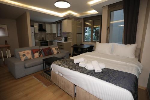 una camera con letto e un soggiorno di İstanbul Relax Suite a Istanbul