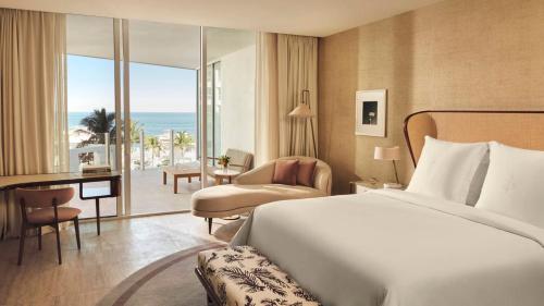フォート・ローダーデールにあるFour Seasons Hotel and Residences Fort Lauderdaleのベッド付きのホテルルームで、海の景色を望めます。