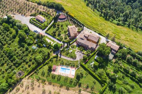 uma vista aérea de uma casa com piscina em Borgo Collelungo apartments in Montaione em La Collina
