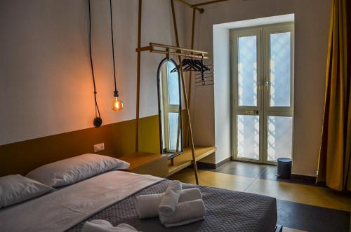 sypialnia z łóżkiem i dużym oknem w obiekcie Scavi 32 w mieście Ercolano