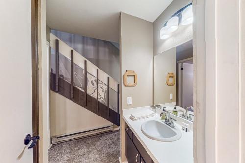 uma casa de banho com um lavatório e um espelho em Huntington Lake Condo #102 em Lakeshore