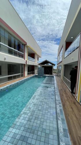 un edificio con piscina al lado de un edificio en Apartamento no Atalaia - Salinas/Pa en Salinópolis