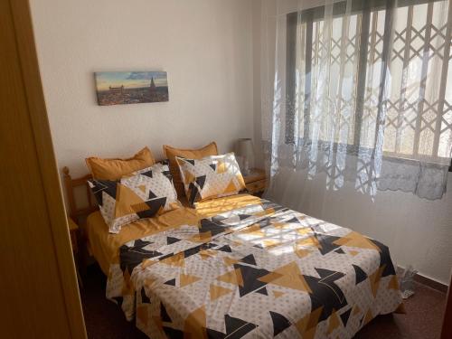 - une chambre avec un lit doté d'une couette dans l'établissement Edificio Laura, à San Pedro del Pinatar