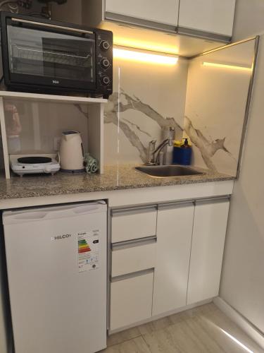 a kitchen with a microwave and a sink at Los Medanos 1 in Puerto Madryn