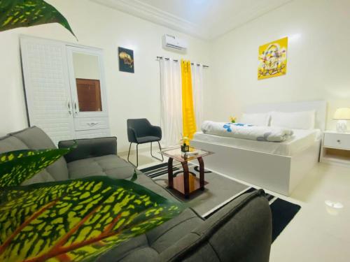 a living room with a couch and a table at Appartement de charme à Dakar in Dakar