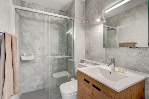 een badkamer met douche, wastafel en toilet bij Apartment Viña del Mar in Playa Fañabe