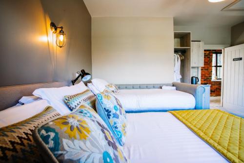 sypialnia z 2 łóżkami z białą pościelą w obiekcie Lisnacurran w mieście Hillsborough
