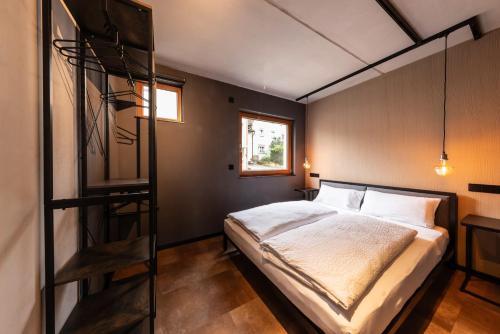 een slaapkamer met een stapelbed en een ladder bij Stadthaus Neckarsulm serviced apartments – Stadthaus Heiner in Neckarsulm