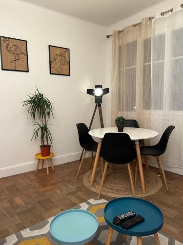 un salon avec une table et des chaises dans l'établissement Le Rockefeller, à Lyon
