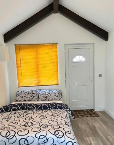 1 dormitorio con cama, ventana y puerta en Mountain lodge, en Dundalk