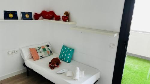 Giường trong phòng chung tại Ático con Piscina y Vistas al Mar Parque Litoral