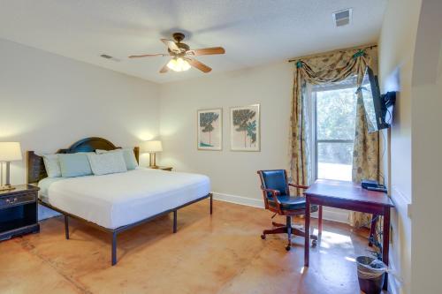 sypialnia z łóżkiem, biurkiem i oknem w obiekcie Spacious Southaven Home on 8 Acres with Private Pool w mieście Southaven
