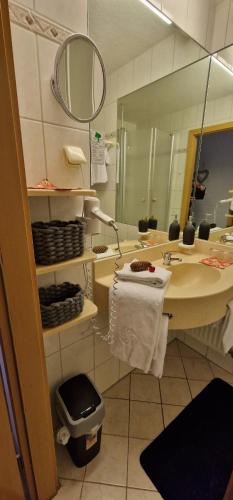 ein Bad mit einem Waschbecken und einem Spiegel in der Unterkunft Petersferienwohnung- Ferienwohnung mit Sauna, Pools und großem Balkon im Bayerischen Wald "Sankt Englmar" in Sankt Englmar