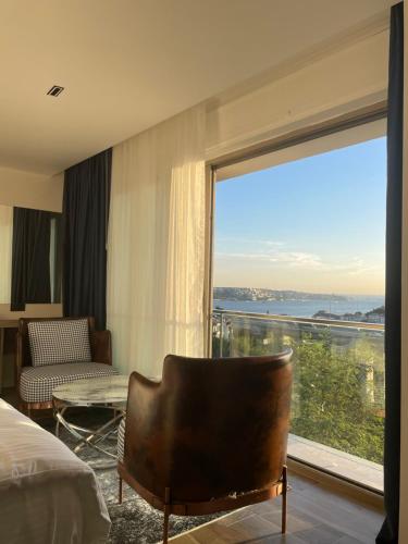 ein Hotelzimmer mit einem Bett und einem großen Fenster in der Unterkunft Mona Bosphorus Hotel in Istanbul