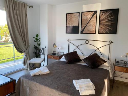 1 dormitorio con 1 cama con 2 toallas en Villa Castro, en Nuévalos