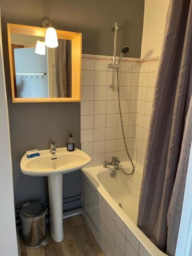 Photo de la galerie de l'établissement Appartement sur Front de neige - Résidence Le Plein Sud, à Les Deux Alpes