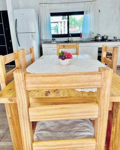 a wooden table with a bowl of flowers on it at Casa El Bosque in Candelaria
