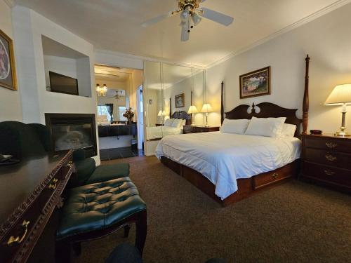 1 dormitorio con 1 cama grande y chimenea en Alhatti Christian Resort, en Idyllwild