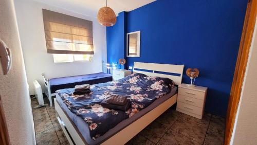 トレビエハにあるApartament Silviaの青い壁のベッドルーム(ベッド1台付)