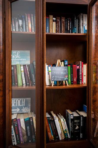 Perpustakaan di apartmen