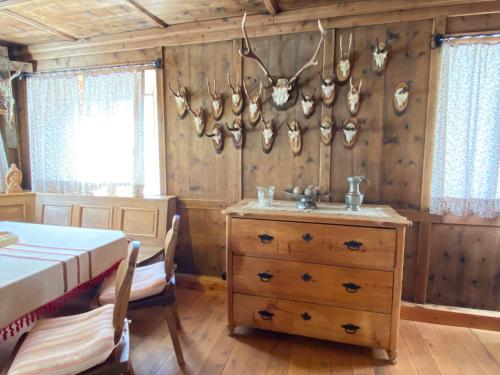 um quarto com uma cama e uma parede de madeira com chifres em Chalet Ida em Haiming