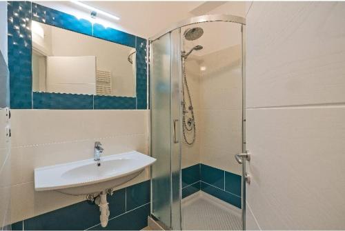 La salle de bains est pourvue d'un lavabo et d'une douche. dans l'établissement Casa delle Sirene, à Ischia