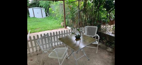 Taman di luar Mona Master suite