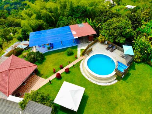 widok na ogród z basenem w obiekcie Mountain View Hostel w mieście Manizales