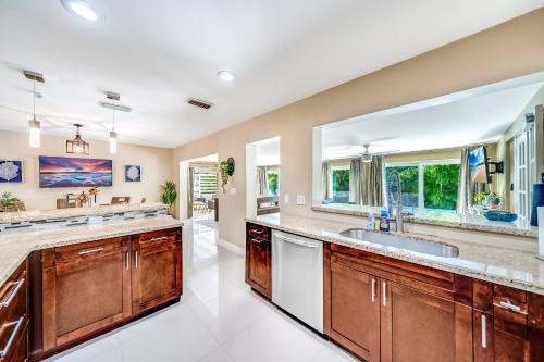 uma grande cozinha com um lavatório e uma grande janela em Paradise (Pool, Beach & Billiards) em Deerfield Beach