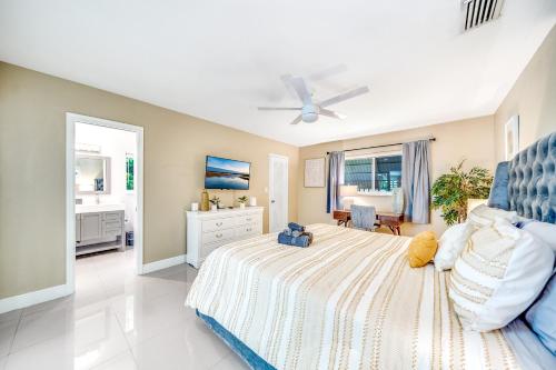 um quarto com uma cama grande e uma ventoinha de tecto em Paradise (Pool, Beach & Billiards) em Deerfield Beach