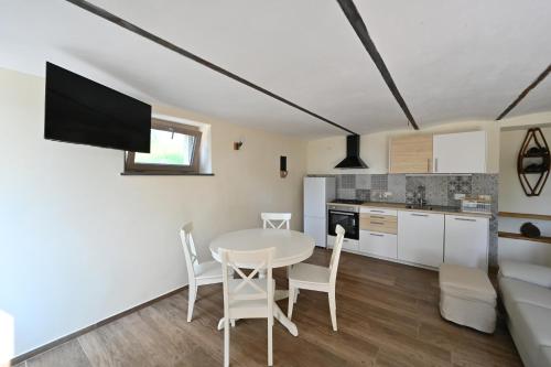 Kuchyň nebo kuchyňský kout v ubytování CASCINA BINELLO appartamento B