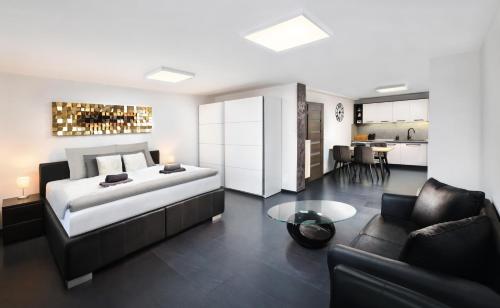 una camera con letto e un soggiorno di Luxus apartmán pod hradom a Kežmarok