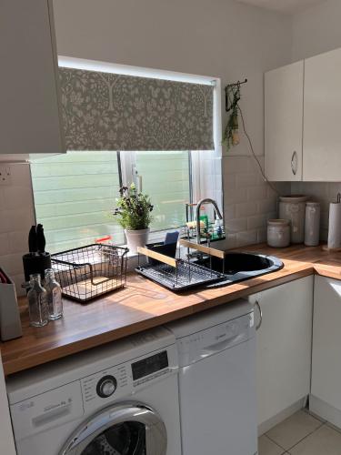 Una cocina o cocineta en Sixty Four