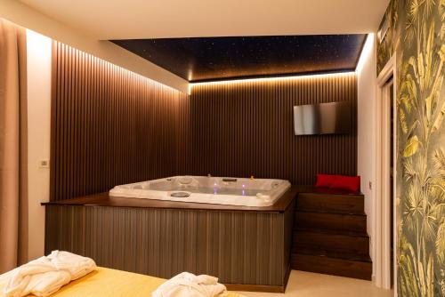 a bathroom with a jacuzzi tub in a room at L'OLEANDRO Room's - Suite & Spa da Giuseppe in Gonnosfanàdiga
