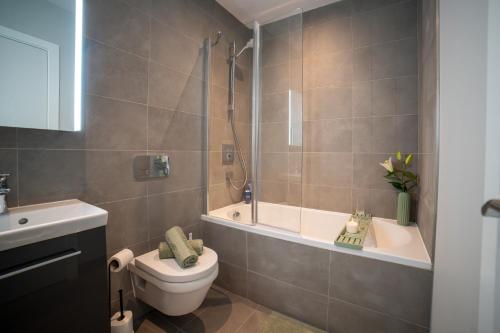 uma casa de banho com um WC, uma banheira e um lavatório. em Lambert House Two em Harrogate