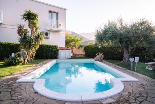 Piscine de l'établissement L'OLEANDRO Room's - Suite & Spa da Giuseppe ou située à proximité