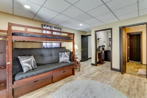 1 dormitorio con litera y sala de estar en Pet-Friendly Vacation Rental in Hickory with Pool! en Hickory