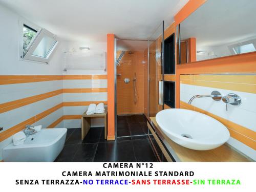 a bathroom with a sink and a tub and a toilet at I Tibei Guesthouse Affittacamere in Monterosso al Mare