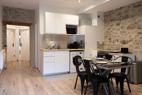 une cuisine et une salle à manger avec une table et des chaises dans l'établissement 1 Appartement OU Chambres privées en centre ville Choisissez UNE option, à Bonneville