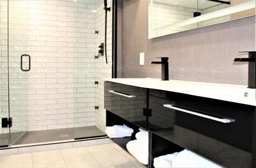 Ένα μπάνιο στο Ramada Plaza by Wyndham Regina Downtown