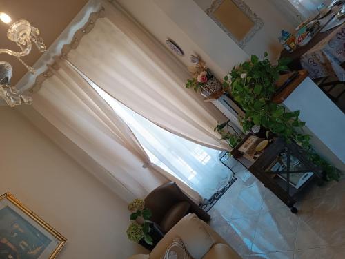 uma vista superior de uma sala de estar com uma cortina branca em Locanda 130 em Fonni