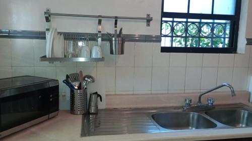 un comptoir de cuisine avec un évier et une fenêtre dans l'établissement Villa Gascue Guest Apartments, à Saint-Domingue